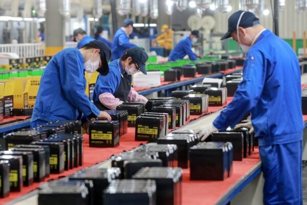 Рабочие на линии по производству аккумуляторов на заводе в Хуайбэе. Провинция Аньхой, 30 марта 2022 года. (STR/AFP via Getty Images)