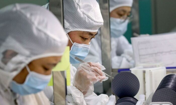 Сотрудники производят микросхемы на заводе Jiejie Semiconductor Company в Наньтуне, провинция Цзянсу на востоке Китая, 17 марта 2021 года. (STR/AFP via Getty Images) | Epoch Times Россия