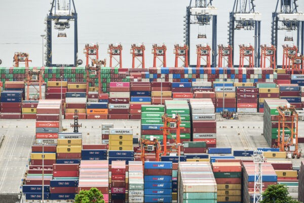 Грузовые контейнеры сложены в штабеля в порту Яньтянь в Шэньчжэне южной китайской провинции Гуандун после вспышки COVID-19 среди портовых рабочих 22 июня 2021 года. Фото: STR/AFP via Getty Images