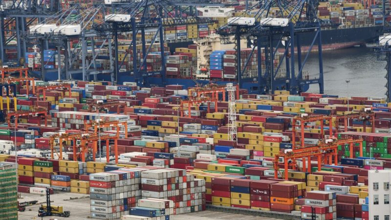 Грузовые контейнеры складывают в штабеля в порту Яньтянь в Шэньчжэне в южной китайской провинции Гуандун 21 июня 2021 года. (STR/AFP via Getty Images) | Epoch Times Россия