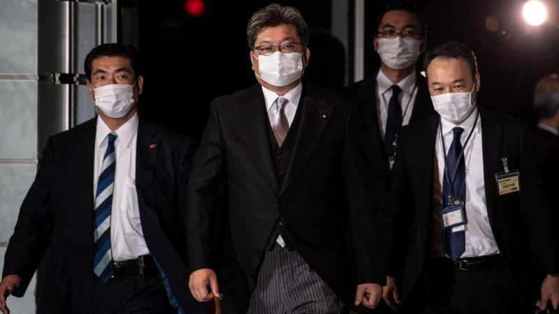 Министр экономики, торговли и промышленности Японии Коити Хагиуда (в центре) прибывает в кабинет премьер-министра в Токио 4 октября 2021 года. (PHILIP FONG/AFP via Getty Images)  | Epoch Times Россия