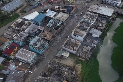 Вид с воздуха показывает сгоревшие здания в китайском квартале Хониары на Соломоновых островах 27 ноября 2021 года. Фото: Jay Liofasi/AFP via Getty Images