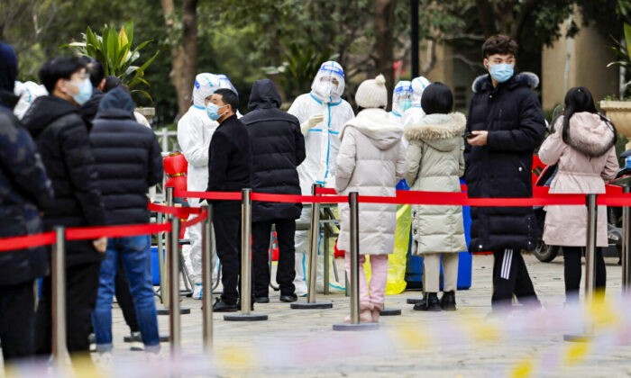 Жители стоят в очереди, чтобы сдать анализы на COVID-19 в Сучжоу, Китай, 16 февраля 2022 года. (STR/AFP via Getty Images) | Epoch Times Россия
