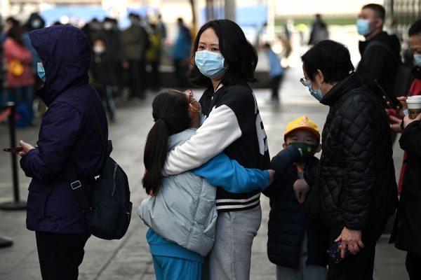 Разлучение родителей с детьми вызвало возмущение в заблокированном Шанхае