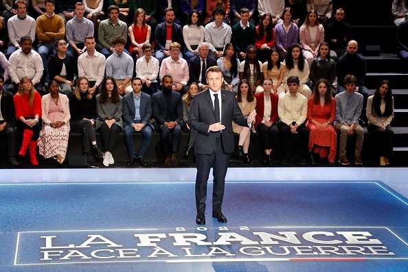 Эммануэль Макрон выступает в телепрограмме «Франция перед лицом войны», прошедшей на телеканале TF1 14 февраля 2022 г. (LUDOVIC MARIN/POOL/AFP via Getty Images)
 | Epoch Times Россия