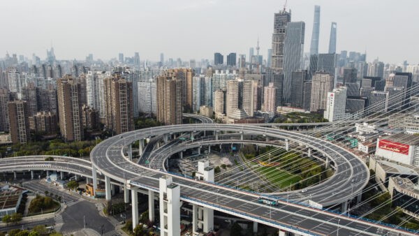 Пустые улицы в районе Пукси в Шанхае 30 марта 2022 года. Фото: Hector Retamal/AFP via Getty Images