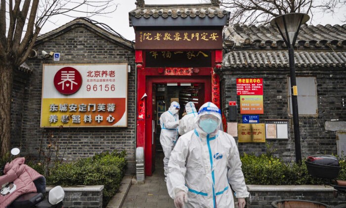 Медицинские работники в защитных костюмах в доме престарелых проводили тест на нуклеиновую кислоту для выявления COVID-19 у местных жителей в Пекине, Китай, 25 марта 2022 года. Фото: Kevin Frayer/Getty Images
 | Epoch Times Россия