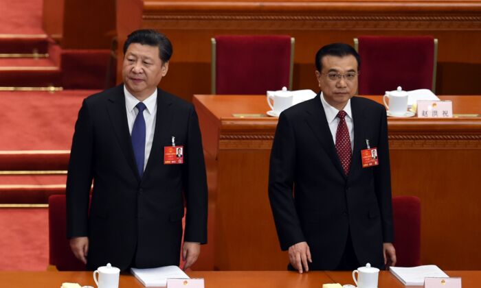 Китайский лидер Си Цзиньпин (слева) и премьер Госсовета Ли Кэцян на церемонии открытия съезда законодательного органа в Пекине 5 марта 2016 г. (Wang Zhao/AFP via Getty Images)
 | Epoch Times Россия
