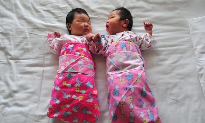 Новорождённые младенцы в роддоме в Пекине, Китай, 1 декабря 2008 года. (Frederic J. Brown/AFP via Getty Images) | Epoch Times Россия