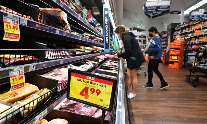 Люди делают покупки в продуктовом магазине в Монтерей-Парке, Калифорния, 12 апреля 2022 года. (FREDERIC J. BROWN/AFP via Getty Images) | Epoch Times Россия