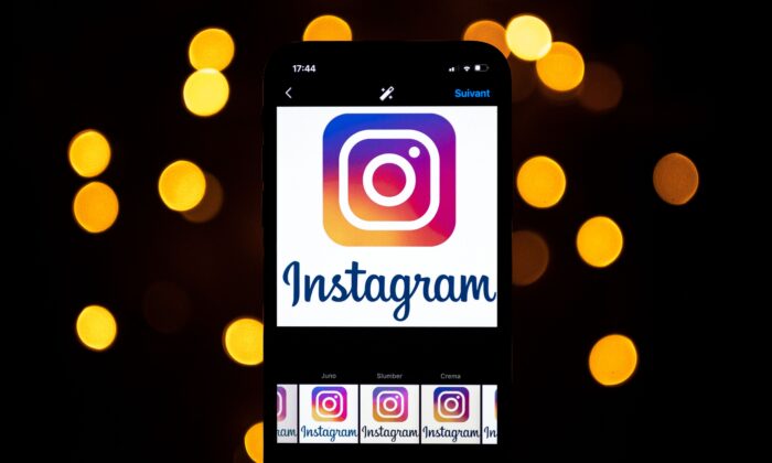 Логотип социальной сети Instagram на смартфоне в Тулузе, Франция, 28 сентября 2020 года. (Lionel Bonaventure/AFP/Getty Images) | Epoch Times Россия