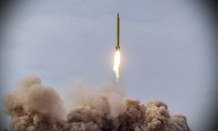 Иранская военизированная гвардия провела учения 16 января 2021 года, запустив противокорабельные баллистические ракеты по имитированной цели в Индийском океане, сообщило государственное телевидение, на фоне усиления напряжённости в связи с ядерной программой Тегерана и давлением США. (IRG/Sepahnews via AP)
 | Epoch Times Россия