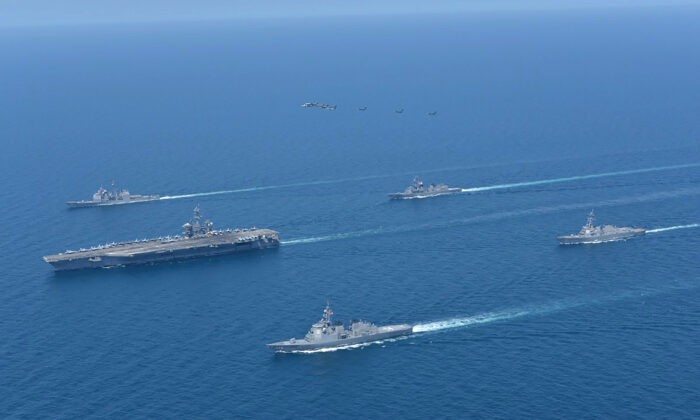 USSAbrahamLincoln (слева) и JSKongo (на переднем плане) во время двусторонних американо-японских учений в Японском море 12 апреля 2022 года.(Japan Maritime Self-Defense Force via AP) | Epoch Times Россия