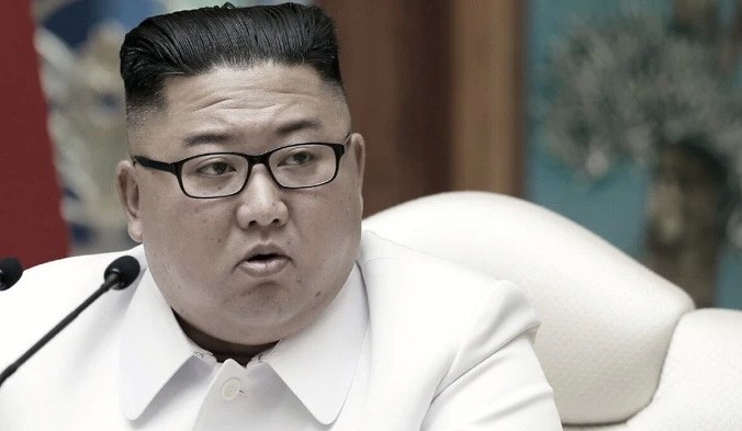 Лидер Северной Кореи Ким Чен Ын присутствует на экстренном заседании Политбюро в Пхеньяне, Северная Корея, 25 июля 2020 г. (Korean Central News Agency/Korea News Service via AP) | Epoch Times Россия