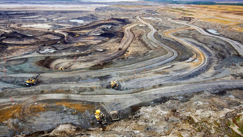 Гигантские самосвалы перевозят сырой нефтеносный песок для переработки на добыче нефтеносных песков компании Suncor недалеко от Форт МакМюррей в Альберте, Канада, 17 сентября 2014 года. (ToddKorol/Reuters)  | Epoch Times Россия