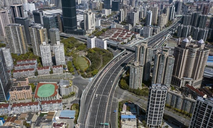 Пустые дороги во время поэтапной блокировки из-за COVID-19 в Шанхае, Китай, 4 апреля 2022 года. (QilaiShen/Bloomberg via Getty Images | Epoch Times Россия