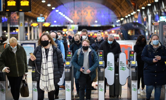 Пассажиры в масках прибывают на вокзал Паддингтон в Лондоне 30 ноября 2021 года. (Leon Neal/Getty Images)
 | Epoch Times Россия