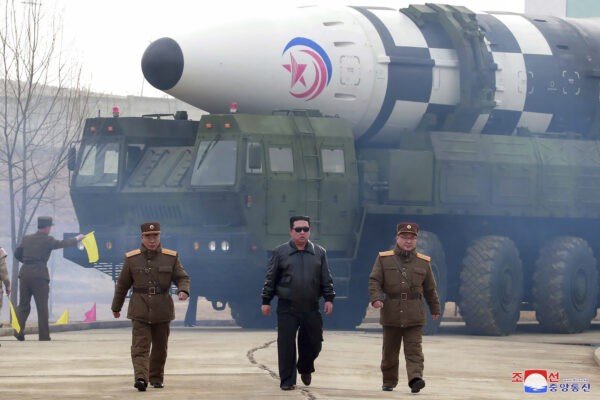 Северокорейский лидер Ким Чен Ын (в центре) у пусковой установки межконтинентальной баллистической ракеты Hwasong-17 в неизвестном месте в Северной Корее, 24 марта 2022 года. (Korean Central News Agency/Korea News Service via AP)