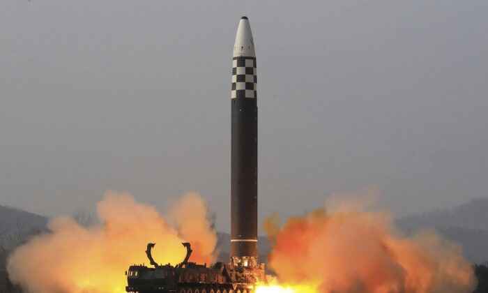 Испытательный пуск межконтинентальной баллистической ракеты (МБР) Hwasong-17 в неизвестном месте в Северной Корее, 24 марта 2022 года. (Korean Central News Agency/Korea News Service via AP)
 | Epoch Times Россия