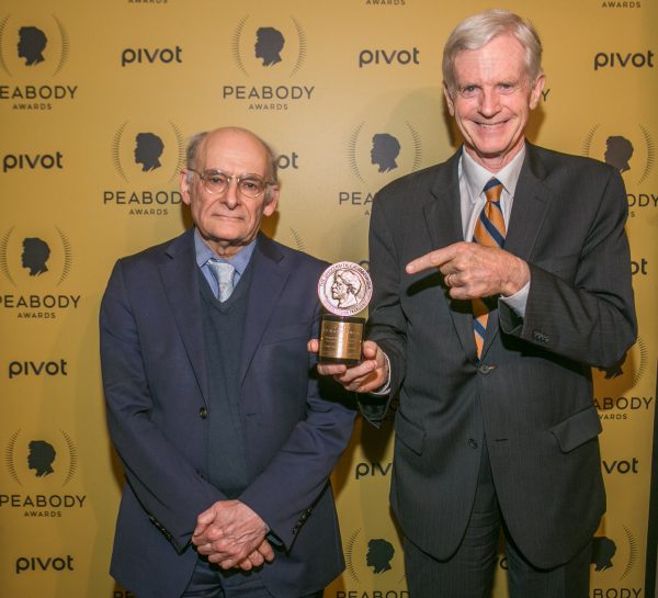 Дэвид Мэйтас (слева) и Дэвид Килгур, снимавшиеся в фильме «Кровавая жатва: незаконная торговля органами в Китае», получили премию Пибоди на 74-й ежегодной церемонии вручения наград Пибоди в Нью-Йорке 31 мая 2015 года. (Benjamin Chasteen/Epoch Times)