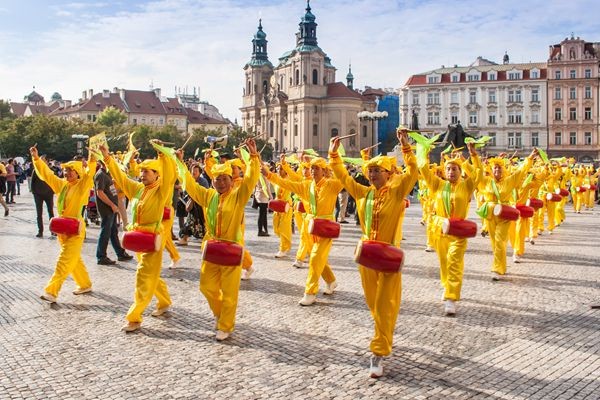 Европейская группа барабанщиков выступает на параде в Праге, Чешская Республика, 2018 год. (via Sound of Hope)