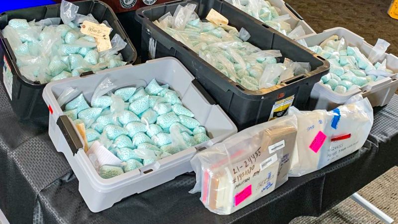 Незаконные таблетки с добавлением фентанила и другие наркотики демонстрируются сотрудниками правоохранительных органов во время пресс-конференции в Скоттсдейле, штат Аризона, 16 декабря 2021 года. (Scottsdale PD)  | Epoch Times Россия