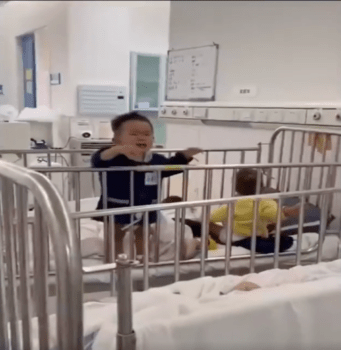 Кадры плачущих младенцев в Шанхайском клиническом центре общественного здравоохранения появились в китайском интернете в начале апреля. (ScreenshotviaWeibo)