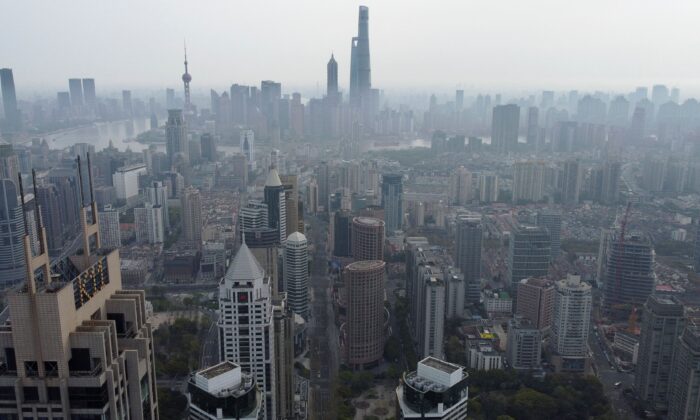 Вид с воздуха на финансовый район Луцзяцзуй в Шанхае, 30 марта 2022 года. Фото: Aly Song/Reuters
 | Epoch Times Россия
