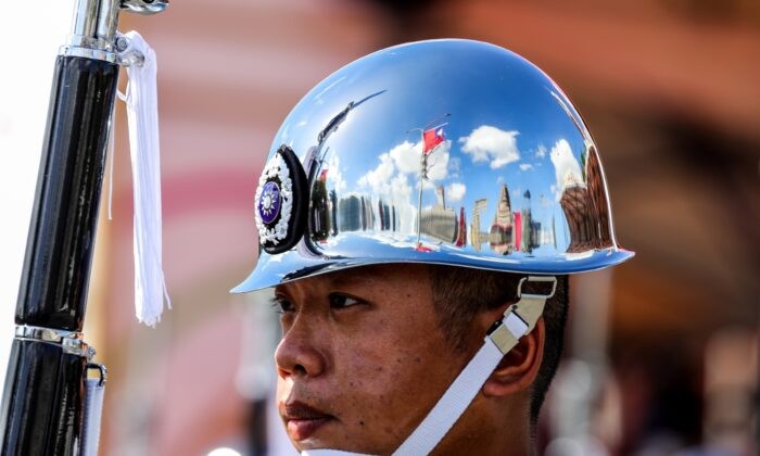 Тайваньский флаг отражается на шлеме одного из почётных караулов Министерства национальной обороны во время празднования Национального дня в Тайбэе, Тайвань, 10 октября 2021 года. (I-HwaCheng/BloombergviaGettyImages) | Epoch Times Россия