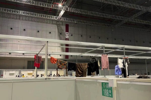 Одежда развешивается на перегородке в Национальном выставочном и конференц-центре в Шанхае 15 апреля 2022 года. (Beibei via AP)