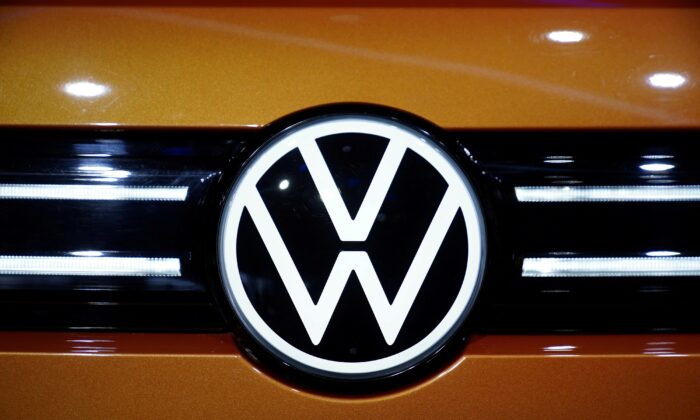Логотип Volkswagen на мировой премьере внедорожников ID.6 и ID.6 CROZZ в преддверии Шанхайского автосалона 18 апреля 2021 года. (Aly Song/Reuters) | Epoch Times Россия