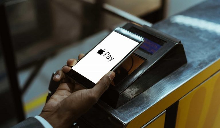 Исследователи обнаружили уязвимость в настройках Apple Pay-Visa, которая может позволить хакерам обойти экран блокировки Apple Pay на iPhone. Фото: Lightfieldstudiosprod via Dreamstime  | Epoch Times Россия