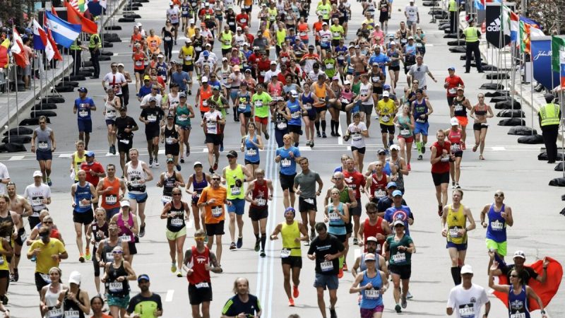 Бегуны 121-го Бостонского марафона направляются к финишной прямой в Бостоне, 17 апреля 2017 года. Фото: CharlesKrupa/AP Photo | Epoch Times Россия