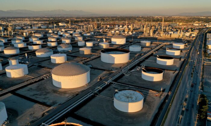 Резервуары для хранения на нефтеперерабатывающем заводе Marathon Petroleum в Лос-Анджелесе, 11 марта 2022 года. (Bing Guan/Reuters)
 | Epoch Times Россия