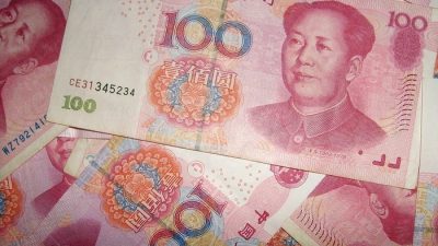 Юань упал по отношению к доллару с апреля 2021 года
