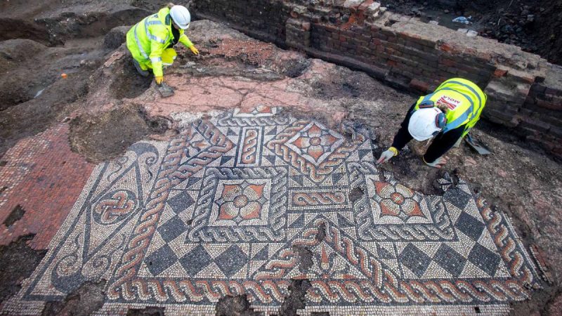 Археологи обнаружили в Лондоне самую большую римскую мозаику за полвека. (Courtesy of MOLA/Andy Chopping)
 | Epoch Times Россия