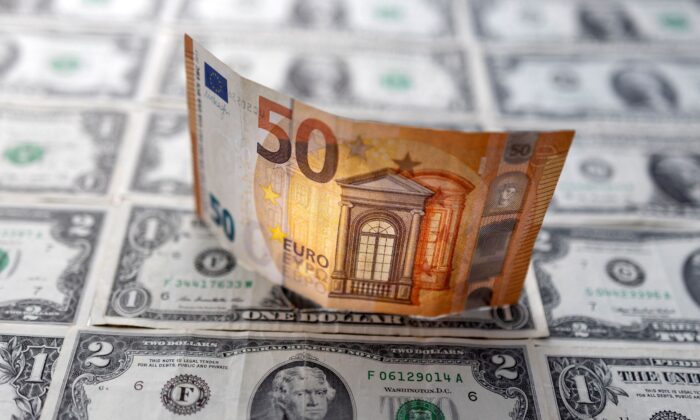 Банкнота евро изображена на банкнотах доллара США на этой иллюстрации, сделанной 14 февраля 2022 года. (Dado Ruvic/Illustration/Reuters) | Epoch Times Россия