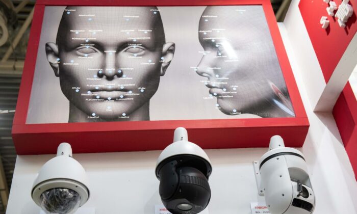 Камеры безопасности AI (искусственный интеллект) с технологией распознавания лиц на 14-й Китайской международной выставке по общественной безопасности и охране в Пекине 24 октября 2018 года. (Nicolas Asfouri/AFP via Getty Images) | Epoch Times Россия