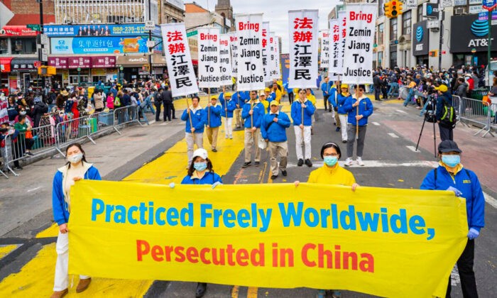 Последователи Фалуньгун участвуют в параде в честь 23-й годовщины мирного обращения 10 000 последователей Фалуньгун в Пекине 25 апреля. Флашинг, штат Нью-Йорк, 23 апреля 2022 года. (Larry Dye/The Epoch Times) | Epoch Times Россия