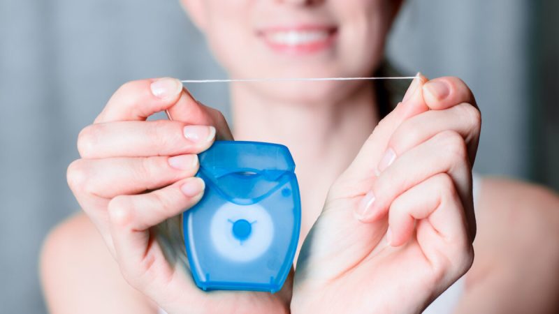 Если вы обнимаете зуб нитью и аккуратно чистите его, то наносите меньше вреда дёснам. Фото: funnyangel/Shutterstock  | Epoch Times Россия