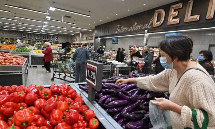 В супермаркете в Глендейле, Калифорния, 12 января 2022 года. (Robyn Beck/AFP/Getty Images) | Epoch Times Россия