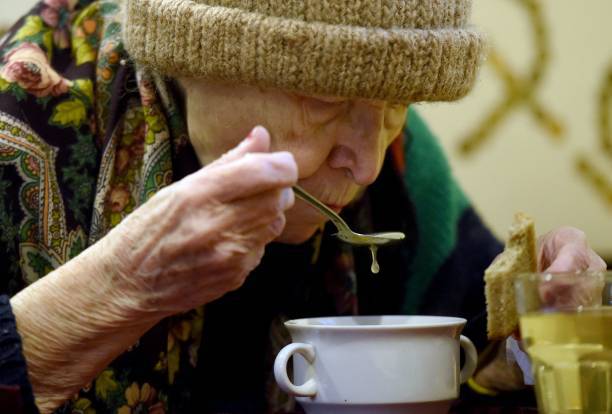 Пенсионеры получают бесплатные обеды в кафе «Добродомик» в Санкт-Петербурге. Фото: OLGA MALTSEVA/AFP via Getty Images | Epoch Times Россия