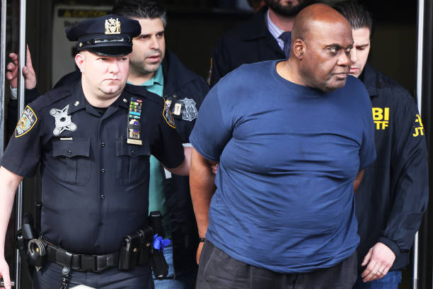 Полиция задержала Фрэнка Джеймса, подозреваемого в массовой стрельбе утром в час пик на станции метро 36th St 13 апреля 2022 года в Нью-Йорке. Фото: Michael M. Santiago/Getty Images | Epoch Times Россия