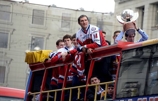 Игроки сборной России по хоккею с шайбой в автобусе со своим призом в центре Москвы 27 мая 2014 года. Фото:  VASILY MAXIMOV/AFP via Getty Images | Epoch Times Россия
