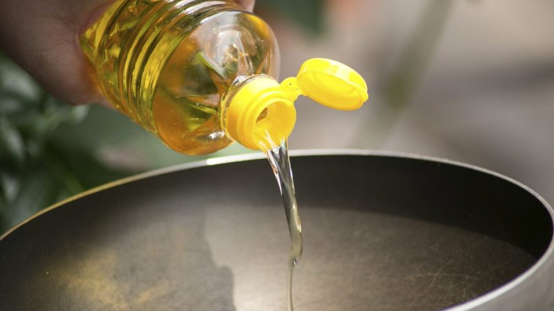 Растительные масла и жиры с высоким содержанием Омега-6: масло виноградных косточек, подсолнечное масло, соевое масло и маргарин. (Сoffeekai/iStock)  | Epoch Times Россия