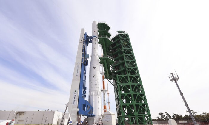 Ракета «Нури», первая южнокорейская космическая ракета отечественного производства, стоит на стартовой площадке в космическом центре «Наро» в Кохыне 20 октября 2021 года. (Korea Aerospace Research Institute/Yonhap via AP)
 | Epoch Times Россия