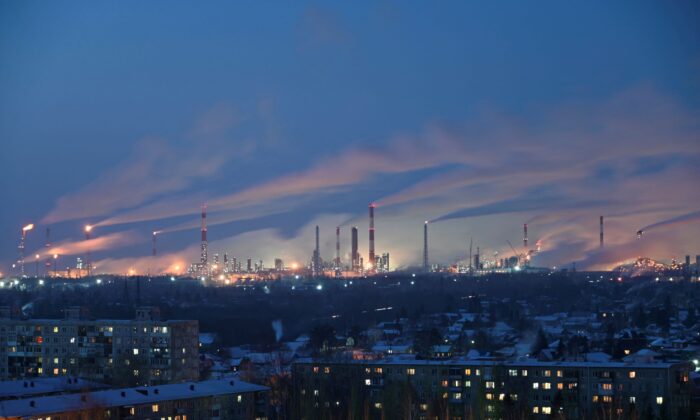 Нефтеперерабатывающий завод в Омске, Россия, 10 февраля 2021 года. Фото: Alexey Malgavko/Reuters | Epoch Times Россия