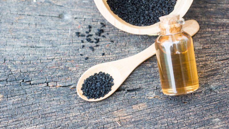 Исследование выявили впечатляющий список преимуществ масла чёрного тмина для здоровья, включая потенциальное терапевтическое воздействие на COVID-19. Фото: kostrez/Shutterstock | Epoch Times Россия