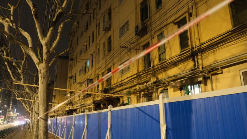 Жилые здания заблокированы в районе Пудун, Шанхай, Китай, 22 марта 2022 года. В Шанхае наблюдается всплеск covid-19 Omicron. Фото: Robert Way/Shutterstock | Epoch Times Россия