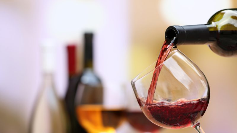 Вино может быть не так хорошо влиять на вас, как считалось раньше. Фото: Shutterstock | Epoch Times Россия
